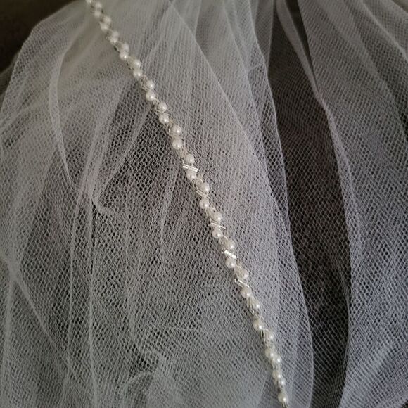 Bead trimmed veil